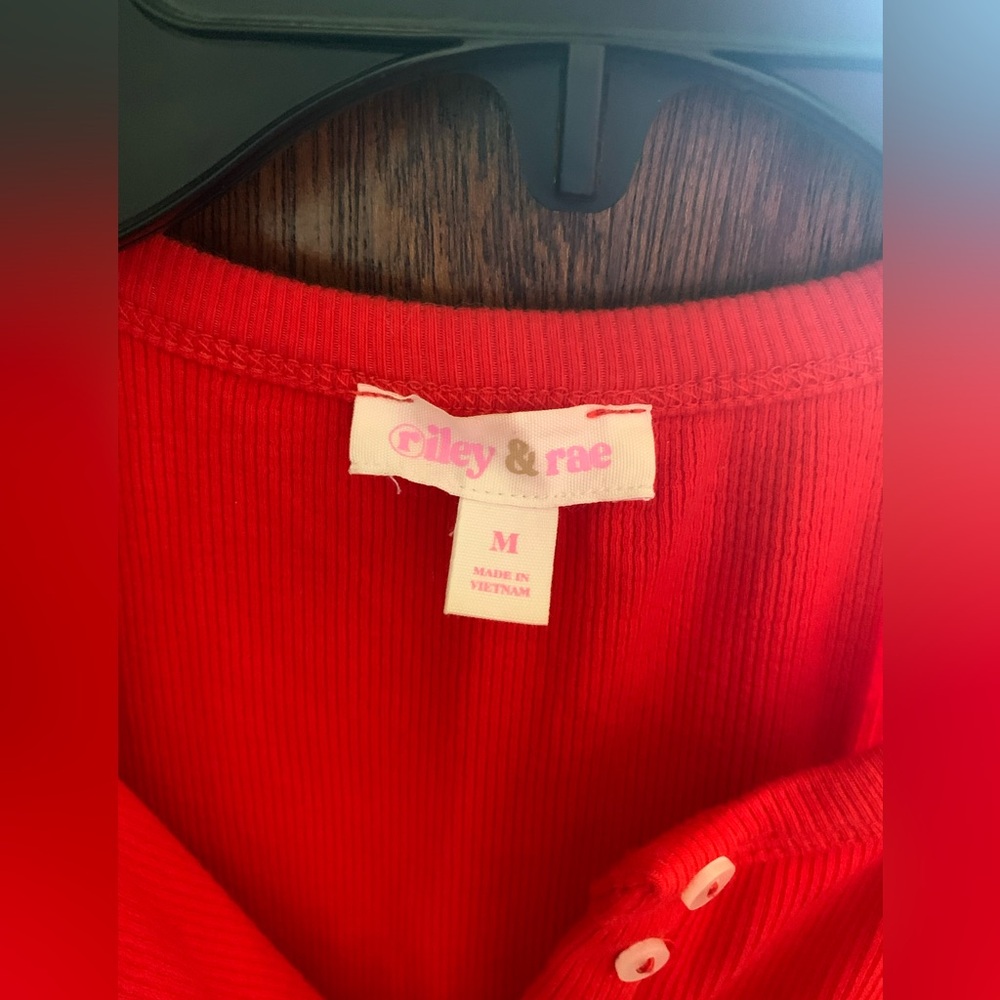 ❤️ Red Riley & Rae Scalloped Sleeve Top ❤️ - Picture 4 of 5